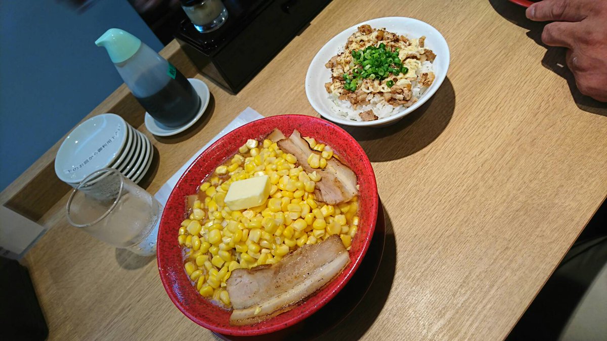 昨日、エステの帰りに父とみそ吟長久手店に行ってきちゃいました！！　ラーメン美味しい～～＾＾　作った看板も光ってたよ～～（看板娘）
