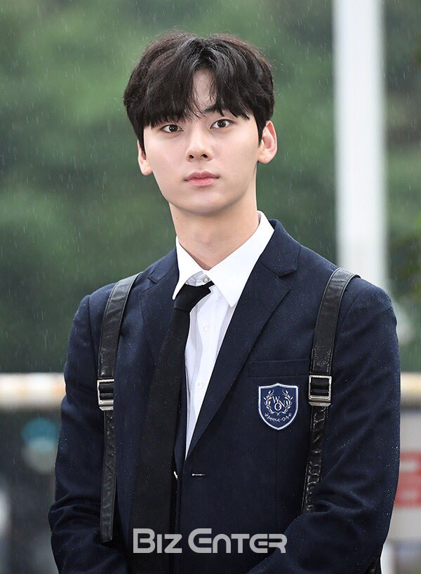 Istyle_IRElanD's tweet photo. The best สำหรับยกแรก ใครไม่อยากเมมเต็ม แนะนำว่าเซพสี่รูปนี้😍💕ฝนก็ตกเพิ่มความหล่อโรแมนติกไปอีก #민현 #황민현 #Minhyun #HwangMinhyun #WANNAONE https://t.co/B7BPA2VCDf