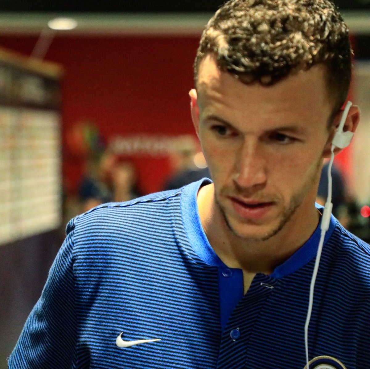 dizziredi's tweet photo. Seruuuuu bgt game yg kemaren,lebih seru lg dpt foto Perisic....Bsk Pemain Chelsea Aaah #VisitSingapore #ICCSG #ICC2017 https://t.co/znYcjQeVWQ