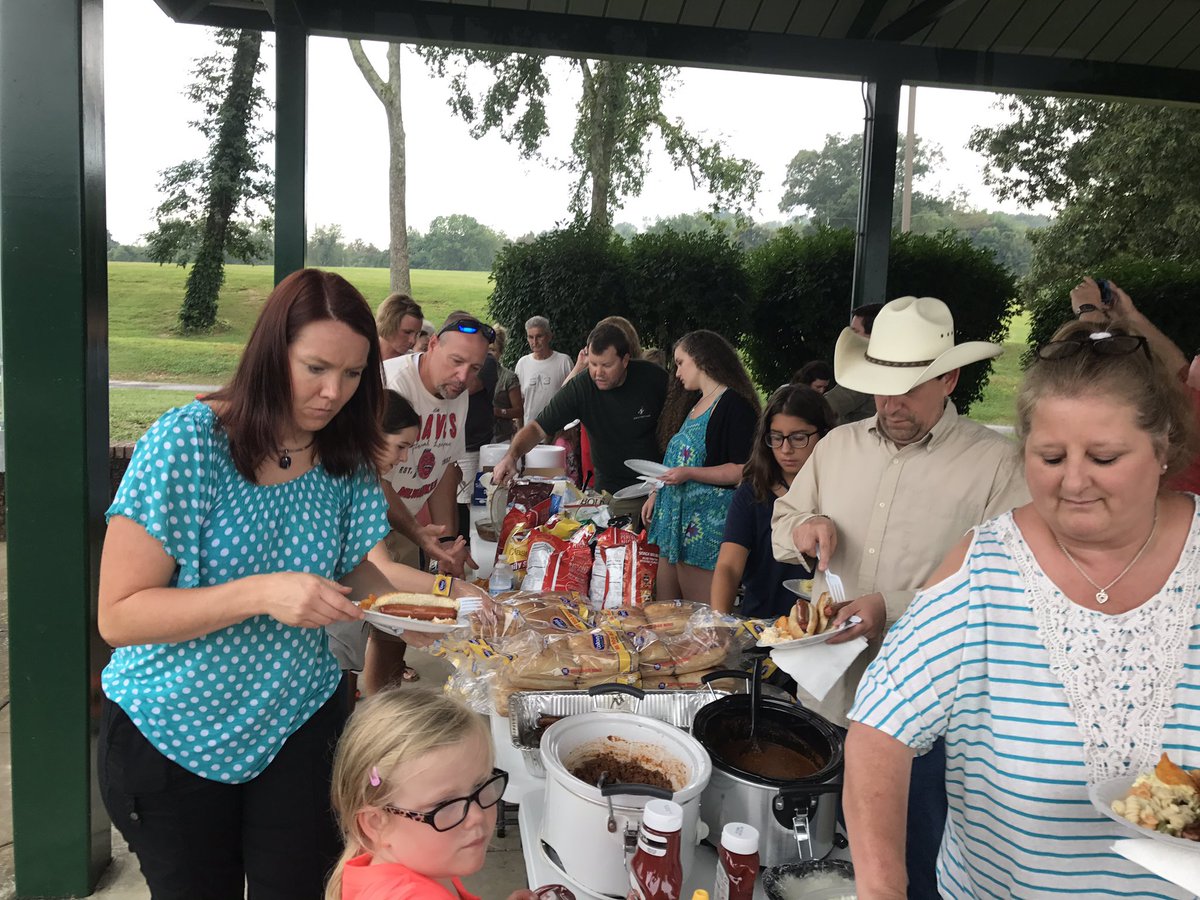 BoonesCreekElem's tweet photo. @BoonesCreekElem &amp; @Boones_CreekMS joint faculty Picnic! What a great way to start the new year! #thewashingtonway https://t.co/ub0WnCnDwr