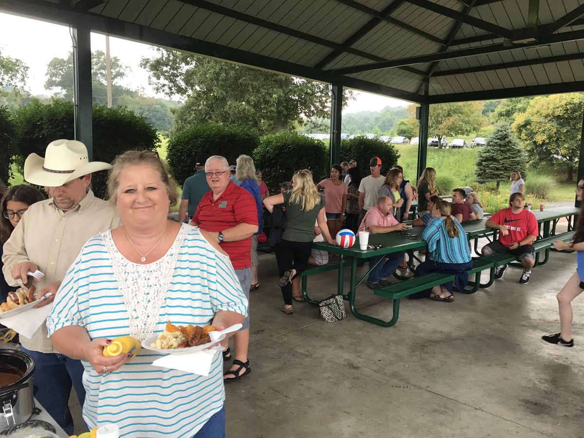 BoonesCreekElem's tweet photo. @BoonesCreekElem &amp; @Boones_CreekMS joint faculty Picnic! What a great way to start the new year! #thewashingtonway https://t.co/ub0WnCnDwr