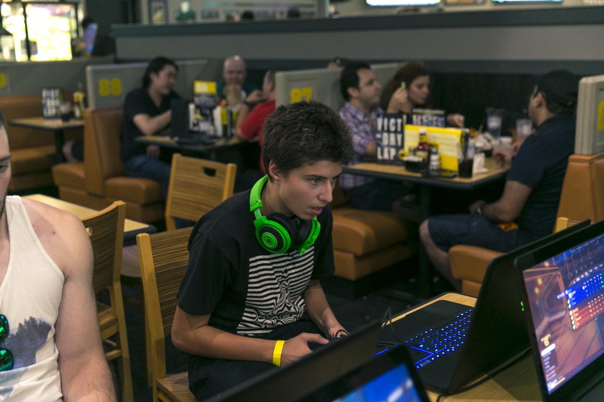 Razer's tweet photo. Our #RazerAFK last night at @BWWings was a great time. Where do you think we should host the next one? https://t.co/GoJUxvWovb