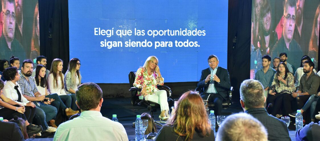 Emynanoffpenoff's tweet photo. Ya estamos en la presentación de @eldapertile. #EldaDiputada ❤ https://t.co/AZOON2sFiS