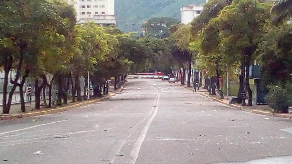 adrianadelia's tweet photo. También anunciamos que el paro culmina mañana a las 6am y a partir de las 12:30m, será LA TOMA DE VENEZUELA,  trancazos en todo el país https://t.co/E1ryZ6ozyJ