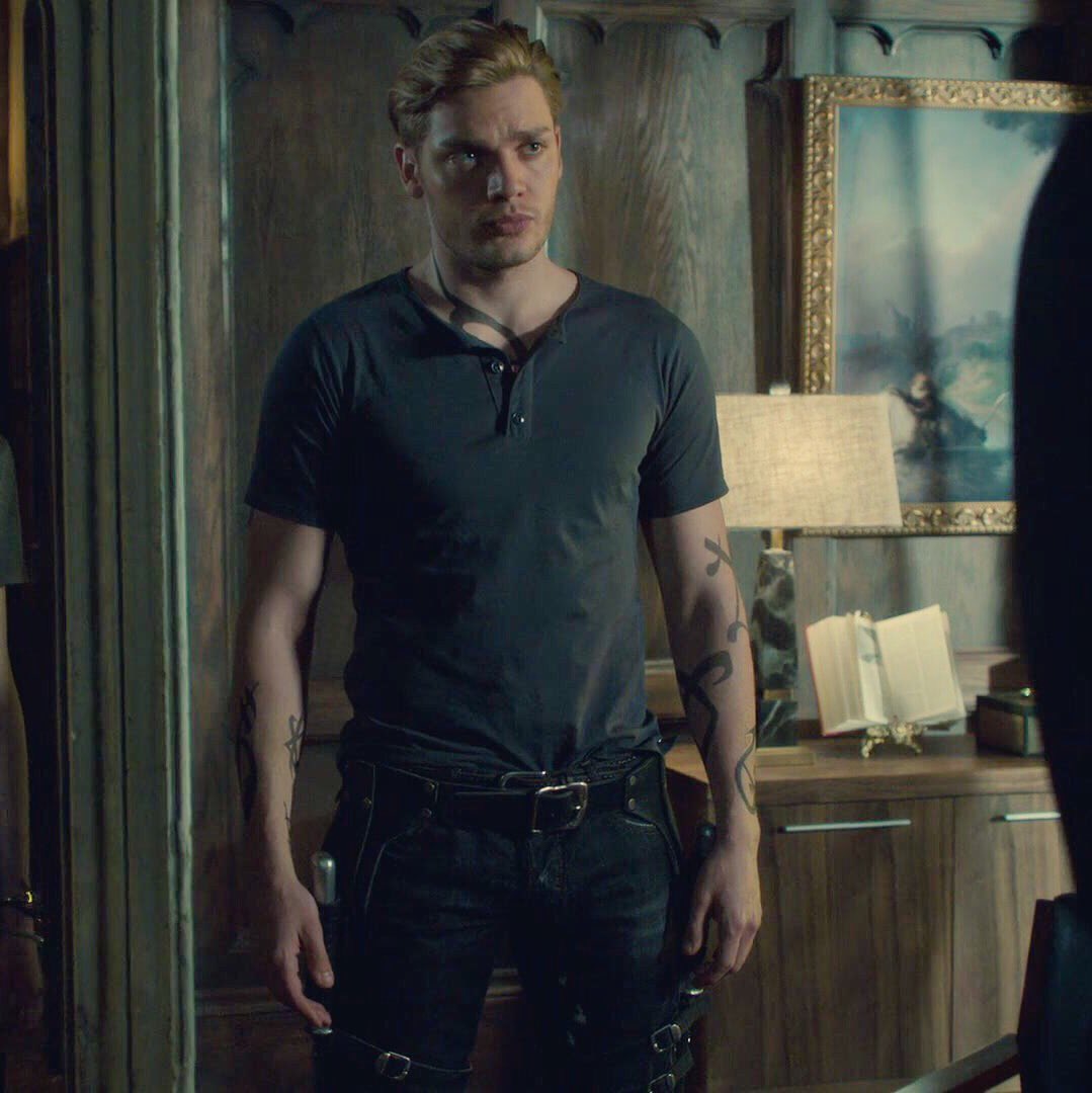 ForeverAliRae's tweet photo. With or without shirt Jace Herondale always looks good ⭐️⚡️💥 https://t.co/6cwyveYYfg