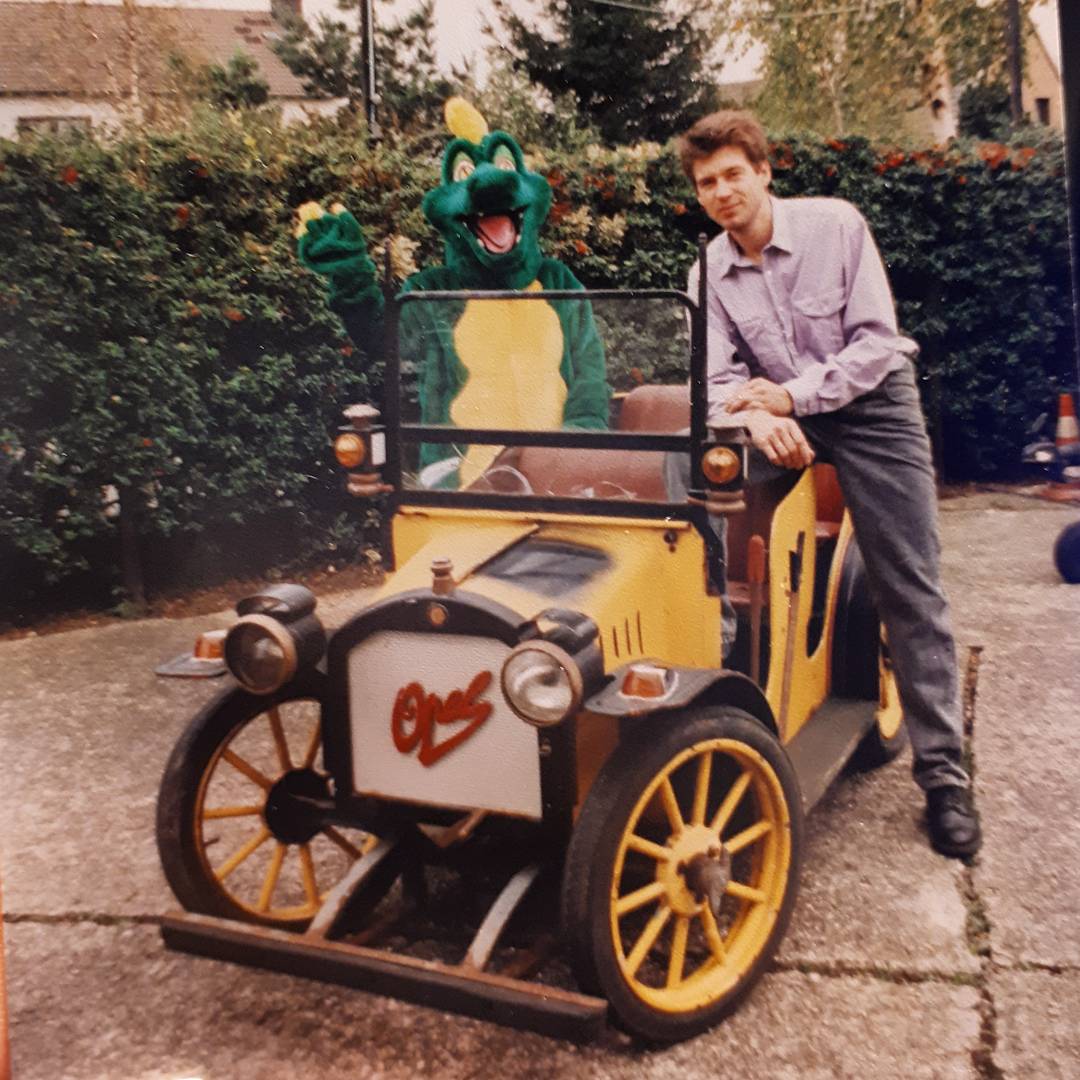 Mein Vater mit einem der Wagen der ehemaligen Oldtimer Bahn aus dem Phantasialand
.
#Phantasialand #oldtimerbahn #Opel #oldbutgold #oldtimer