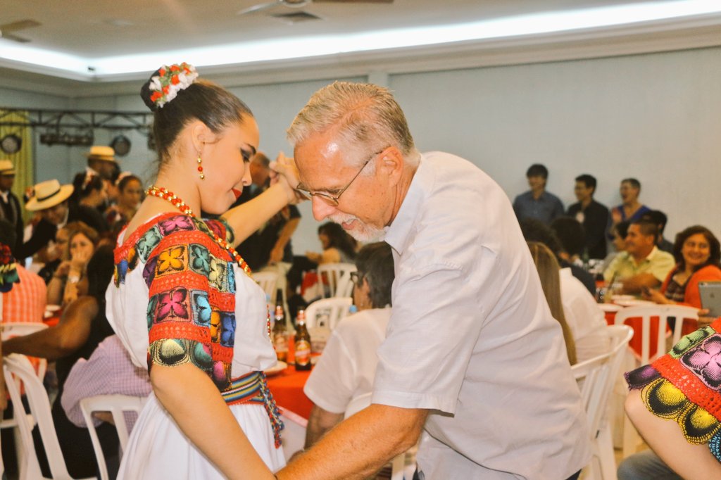 Senatur_Py's tweet photo. El elenco de Danza Municipal de San Bernardino deleita con su arte a la comitiva de médicos voluntarios del #IMAHelps en el Hotel Los Alpes https://t.co/Wwu39HpTvY