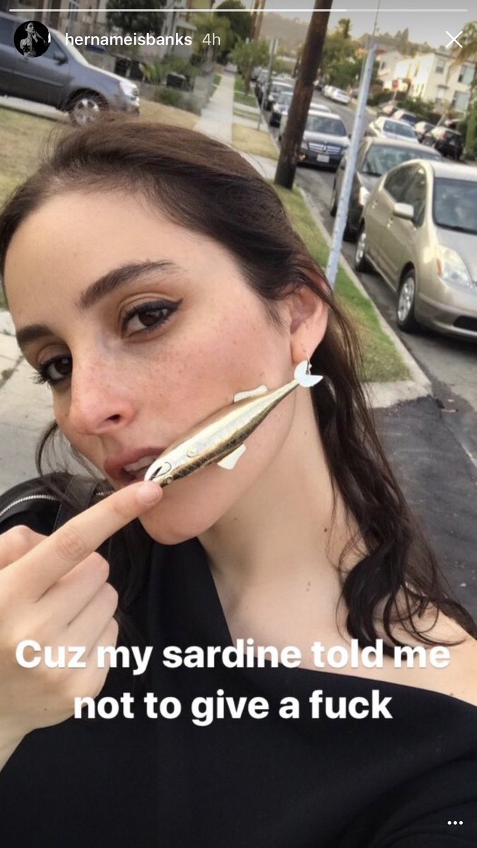 BANKS_Australia's tweet photo. SARDINE EARRINGS COZ SHE FUCKS WITH HERSELF MORE THAN ANYBODY ELSE 🐟 https://t.co/kiUkGq8aqe