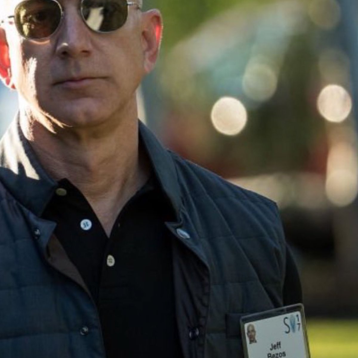 willdefries's tweet image. can you imagine being the richest man in the world and still having to wear a name tag so people know who you are