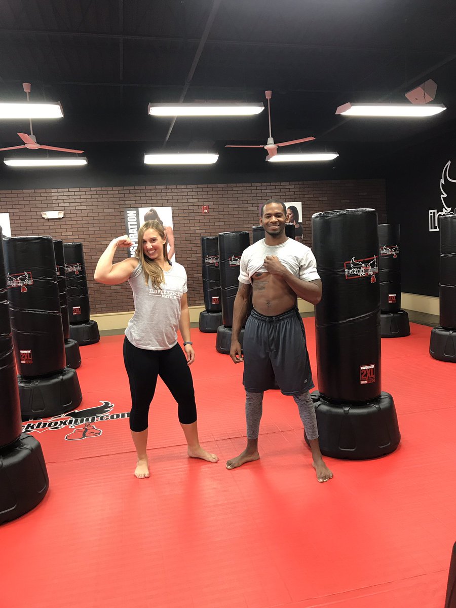 KickboxingI's tweet image. Time to VOTE !!! Which part of the body do you like work out better?? Arms or Abs???