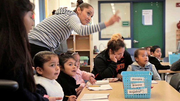 edutopia's tweet photo. The innovative way one school is engaging parents of English-language learners: https://t.co/3zx5d0pWiZ. #ellchat https://t.co/uiV3DLMbgU
