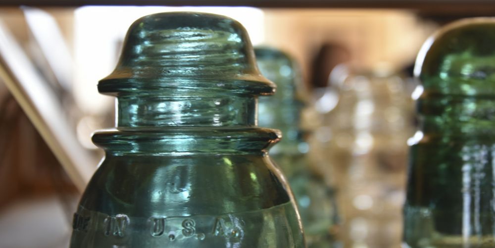 pipelampdesigns's tweet photo. Old glass insulators are true American artifacts used over 80+ yrs. ago..today they R used in #industriallighting https://t.co/SjIwDp4opz https://t.co/QnNiSfw9JQ