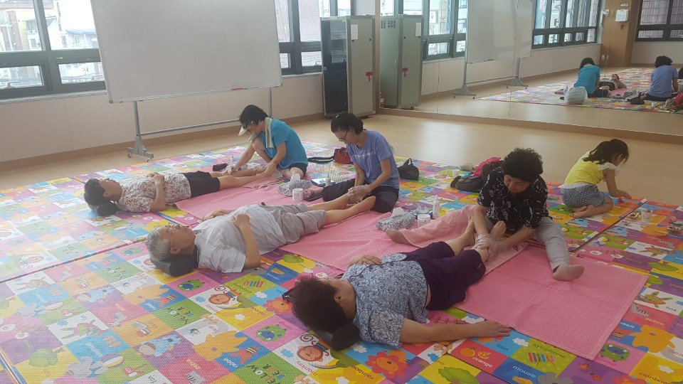 #성남시 #수정구보건소
수정구보건소 재활운동실 등록장애인분들을 대상으로 발관리 자원봉사자분들께서
혈액순환 및 통증완화를 위한 발관리를 하고 계십니다~ 참 시원해보이네요^^