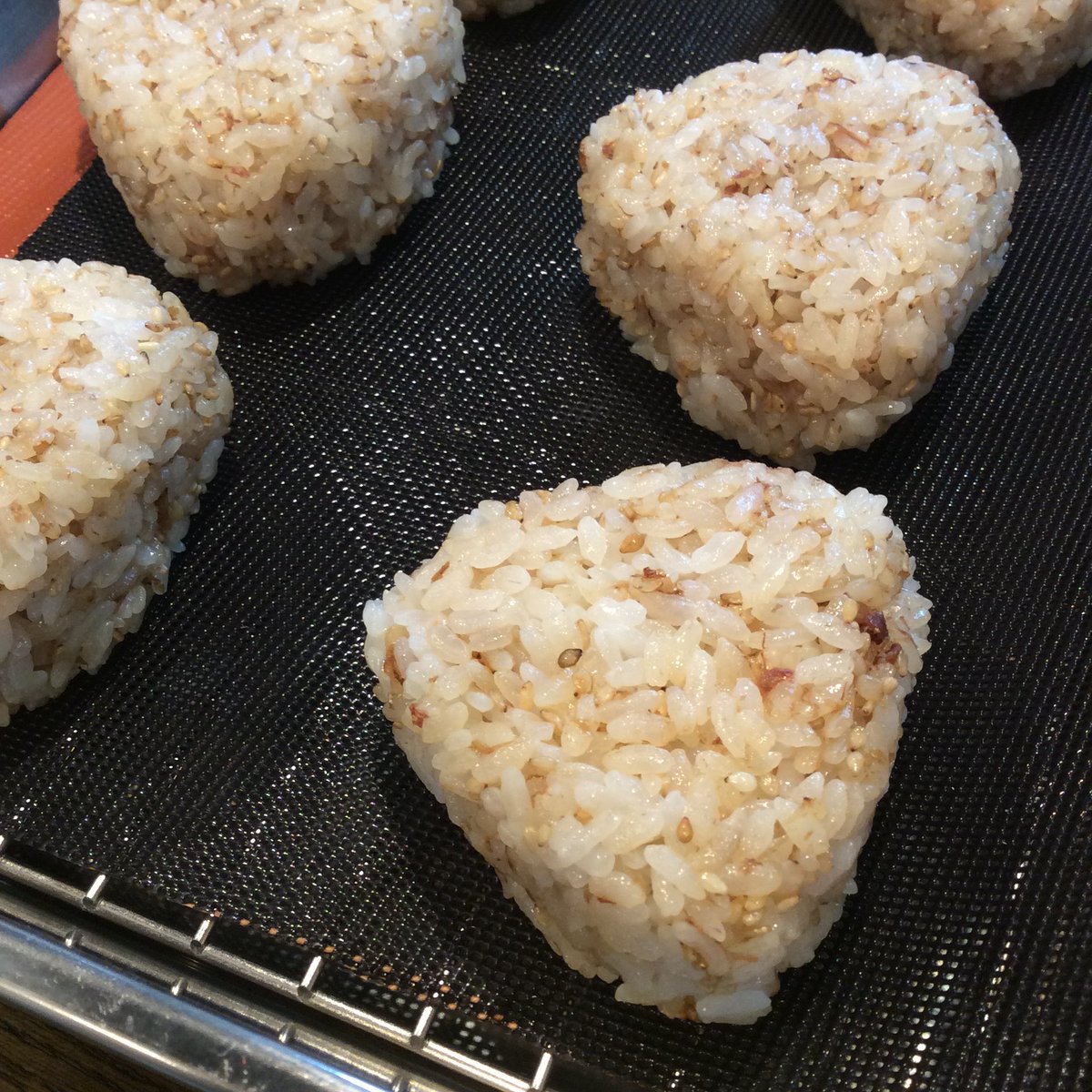 はますかむすび ごまおかか 醤油おかかといりごまを混ぜ込んだおむすびです おかかとごはんの相性はぴったり そこに ぷちぷち心地よいごまの歯ざわりと香りがたまらなくおいしいのです ごまおかか はますかむすび ごまおかか 醤油おかかといりごまを混ぜ込んだおむすびです おかかとごはんの相性はぴったり そこに ぷちぷち心地よいごまの歯ざわりと香りがたまらなくおいしいのです ごまおかか