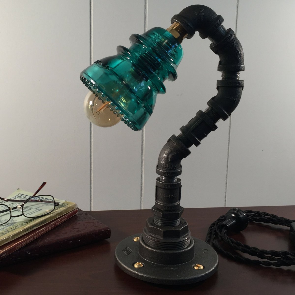 pipelampdesigns's tweet photo. Glass insulator industrial lamp with unique American charm &amp; vintage industrial design #glassinsulatorlamp #vintage https://t.co/Th1peyddPW https://t.co/7yTHZ157n0