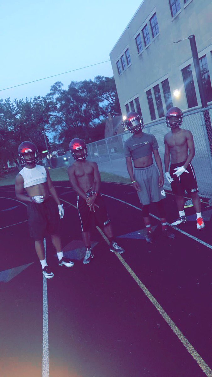 jefegokrazy's tweet photo. #lastlift #teamcamp #securethebag 💰 go to war wit my people 🏈💯 https://t.co/4Zpm7LQntO