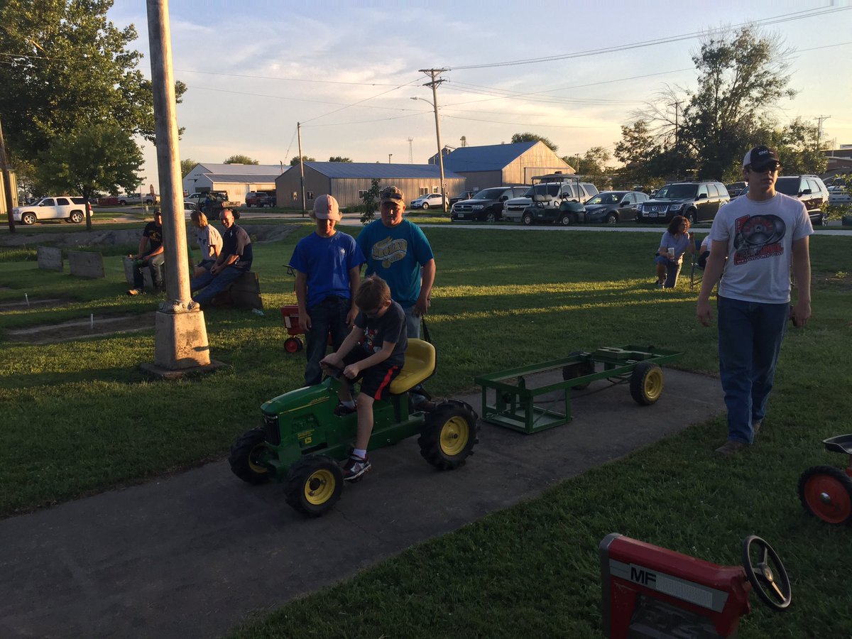 BrokawFFA's tweet photo. The Brokaw FFA chapter had a great time helping the kiddos at the county fair with the pedal pull and rope making! https://t.co/VlLd0PYvGO