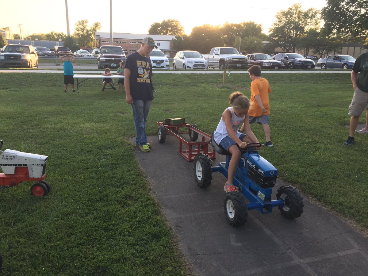 BrokawFFA's tweet photo. The Brokaw FFA chapter had a great time helping the kiddos at the county fair with the pedal pull and rope making! https://t.co/VlLd0PYvGO