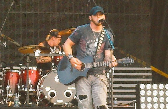 1Fan_Runaway's tweet photo. Here's a little @RunawayCountry #TBT @BrantleyGilbert #Cranky๐ can't wait to see #BG again #RunawayCountry18 https://t.co/skIxuLa4qO