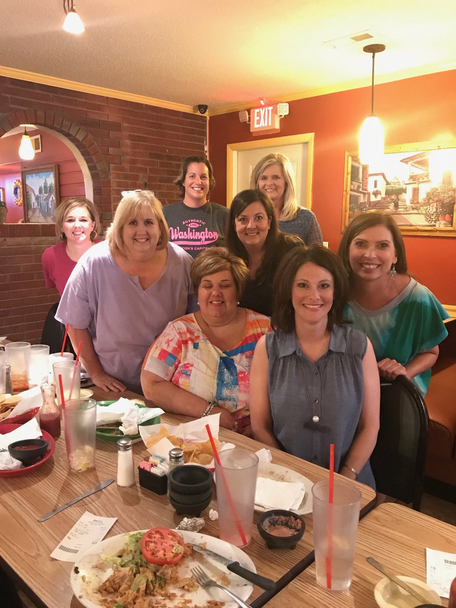 rebeccacalvert9's tweet photo. @ResElem #Summerprogram2017! @nancyonnola @MMurray_RES @pondagordon @bettieh08 @MGreenhill74 @AngelaCritt @jmeoliver2 #fun https://t.co/Bg2oPtyxU5