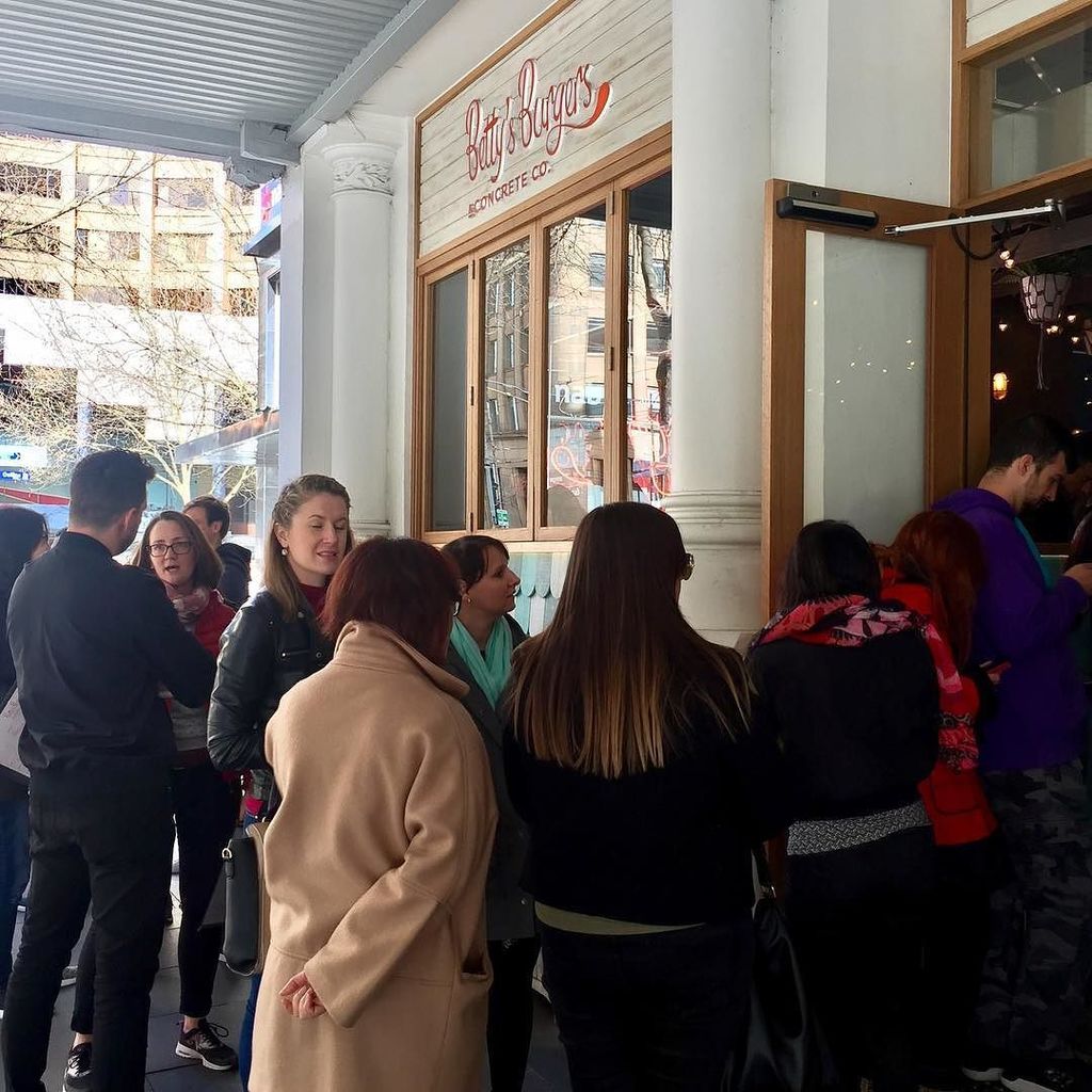 Go_The_Reds's tweet image. Are the burger really that good @bettys_burgers #elizabethstreet #jointhequeue #worklunch #arewewaiting ift.tt/2uCRE7W