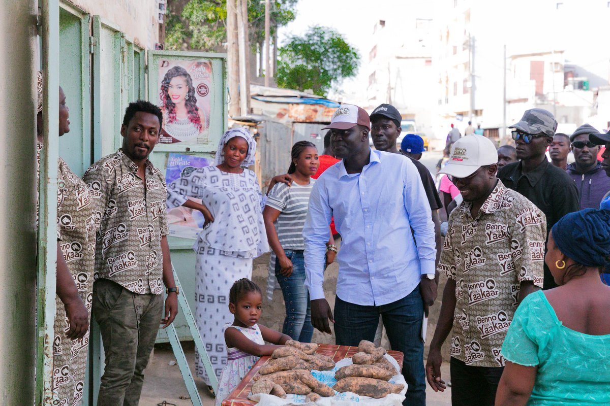 CheikhBakhoum's tweet photo. Caravane de sensibilisation et de distribution de spécimens dans les rues et marchés de #GrandYoff #kebetu https://t.co/aBzQPLjdpt