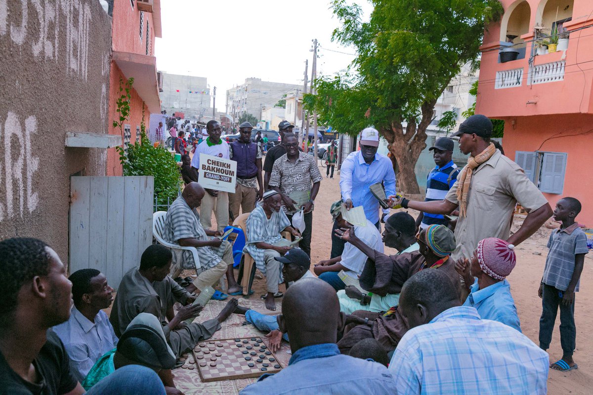 CheikhBakhoum's tweet photo. Caravane de sensibilisation et de distribution de spécimens dans les rues et marchés de #GrandYoff #kebetu https://t.co/aBzQPLjdpt