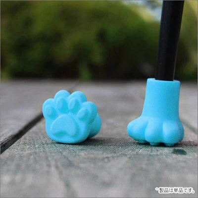 これは可愛すぎるww傘を立てると猫の足跡が残るすべり止めキャップが可愛い！