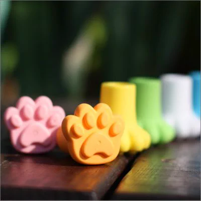 これは可愛すぎるww傘を立てると猫の足跡が残るすべり止めキャップが可愛い！