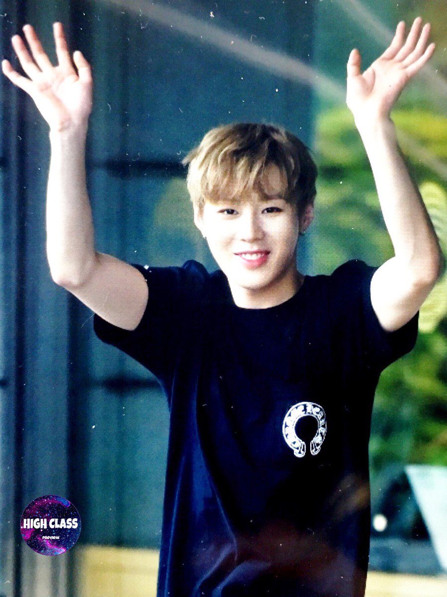 highclass940322's tweet photo. ☁ preview 
170728 해투 출근 빛이나는 성운이 💖 #성운 #하성운 #워너원 #SUNGWOON #WANNAONE https://t.co/5hxbnrb7HD
