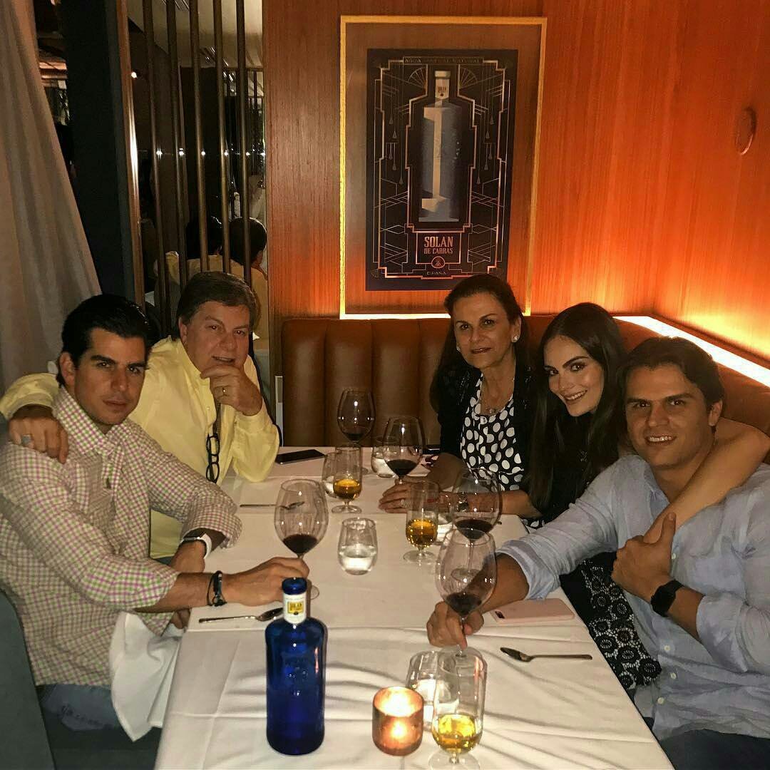 canadaximena's tweet photo. from IG @alexvalladares -  TATEL MIAMI @tatelrestaurants #tatel #tatelmiami #familia // (con @ximenaNR  y @jc_valladares ) Ximena Navarrete https://t.co/uWmS36A7oI