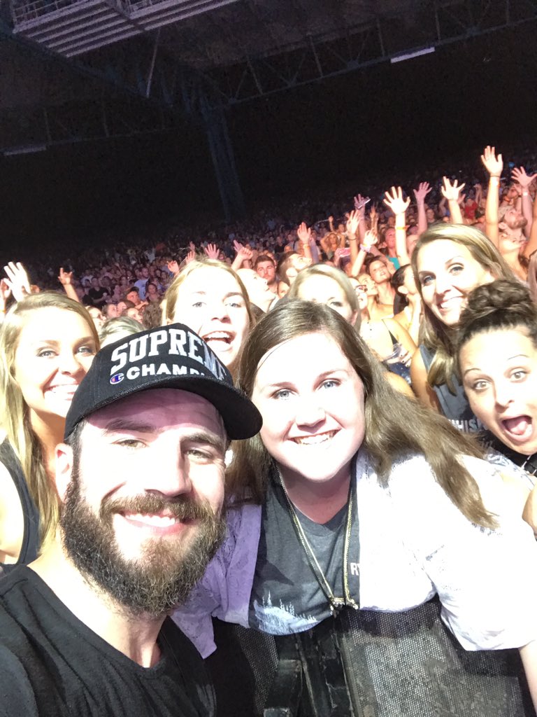 ShanHott27's tweet photo. @samhuntmusic TOOK A SELFIE ON MY PHONE I AM GONNA PASS OUT https://t.co/CMtKulkMGK