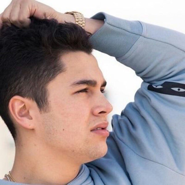 ameezyshook's tweet photo. his side profile is so slept on https://t.co/tro0jXp2LS