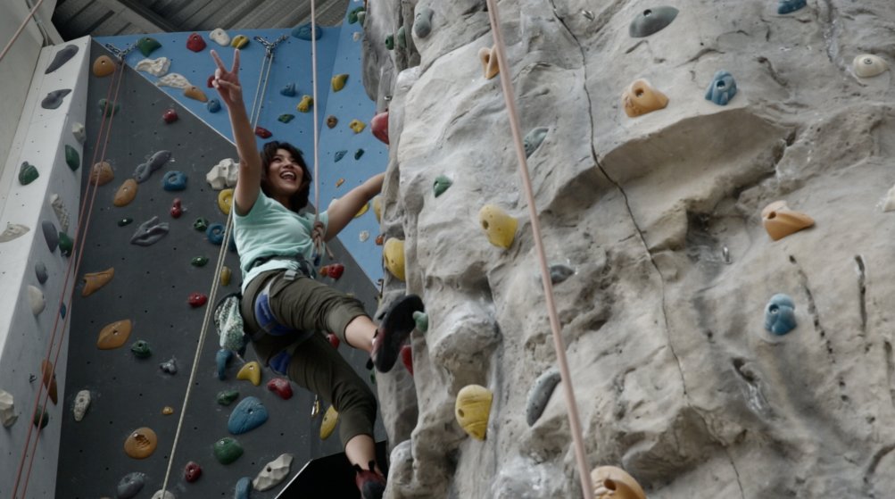 KompasTV's tweet photo. @anita_mae11 akan asah keterampilan memanjat tebing di Bremgra Indoor Wall Climbing. Yuk, ikuti di #WeekendYuk pukul 10.30 WIB https://t.co/N3vMnPLJJd