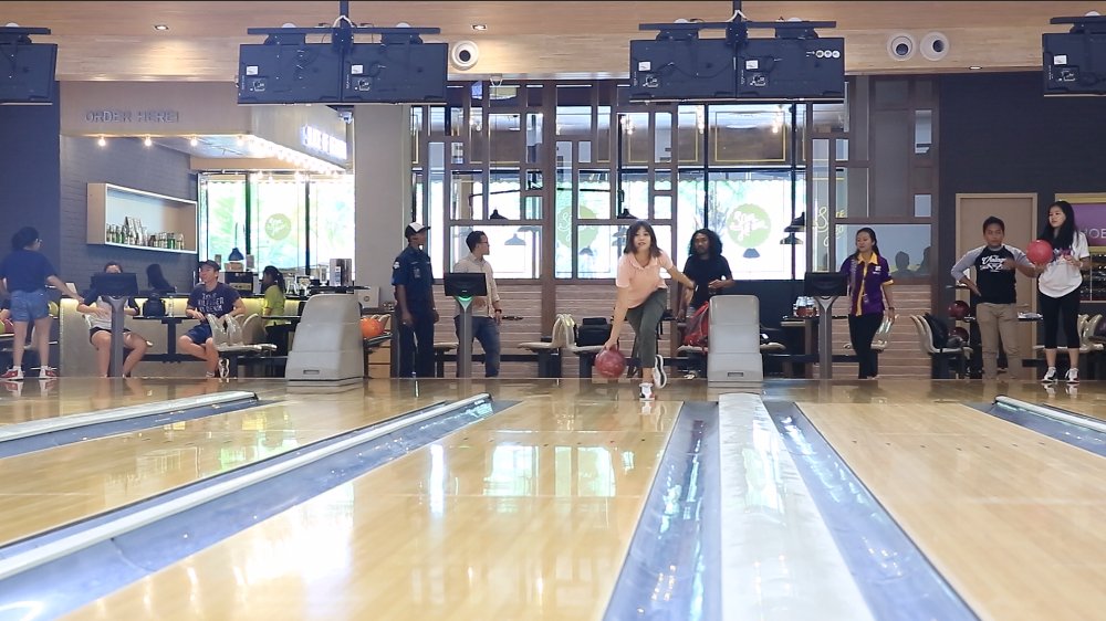 KompasTV's tweet photo. Yuk, ikuti keseruan main bowling dalam kegelapan di Spin City dalam #WeekendYuk bersama @anita_mae11 sesaat lagi https://t.co/MexsunmtR3