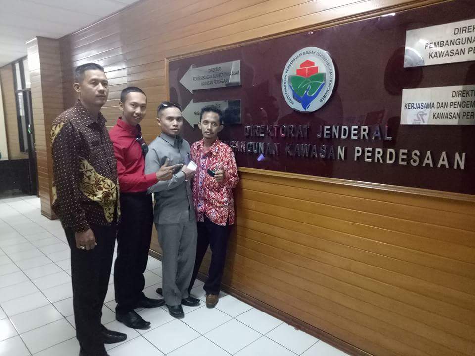 DesaPesisir's tweet photo. Setelah mengikuti semiloka perencanaan desa perhutanan sosial, para Kades dari Kubu Raya ini berkunjung ke @DitjenPKP @KemenDesa https://t.co/Q3wuV4wGTP