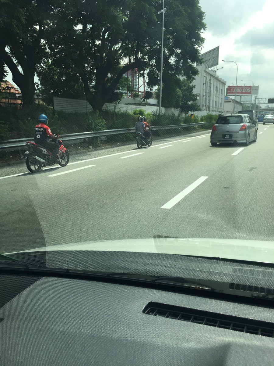imranputrajaya's tweet photo. @KPJKJR @JPJ_Malaysia rasanya motosikal tak di benarkan guna federal highway. Tp dia org ni mcm x kisah je. https://t.co/vxDKavTMak