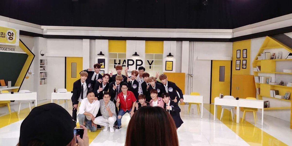 DAEHWI_TH's tweet photo. [PIC] 📸 หนุ่มๆ #WANNAONE ถ่ายรูปร่วมกับพิธีกรรายการ Happy Together ค่ะ👨‍💼 //💛 https://t.co/fURWKCJsmp