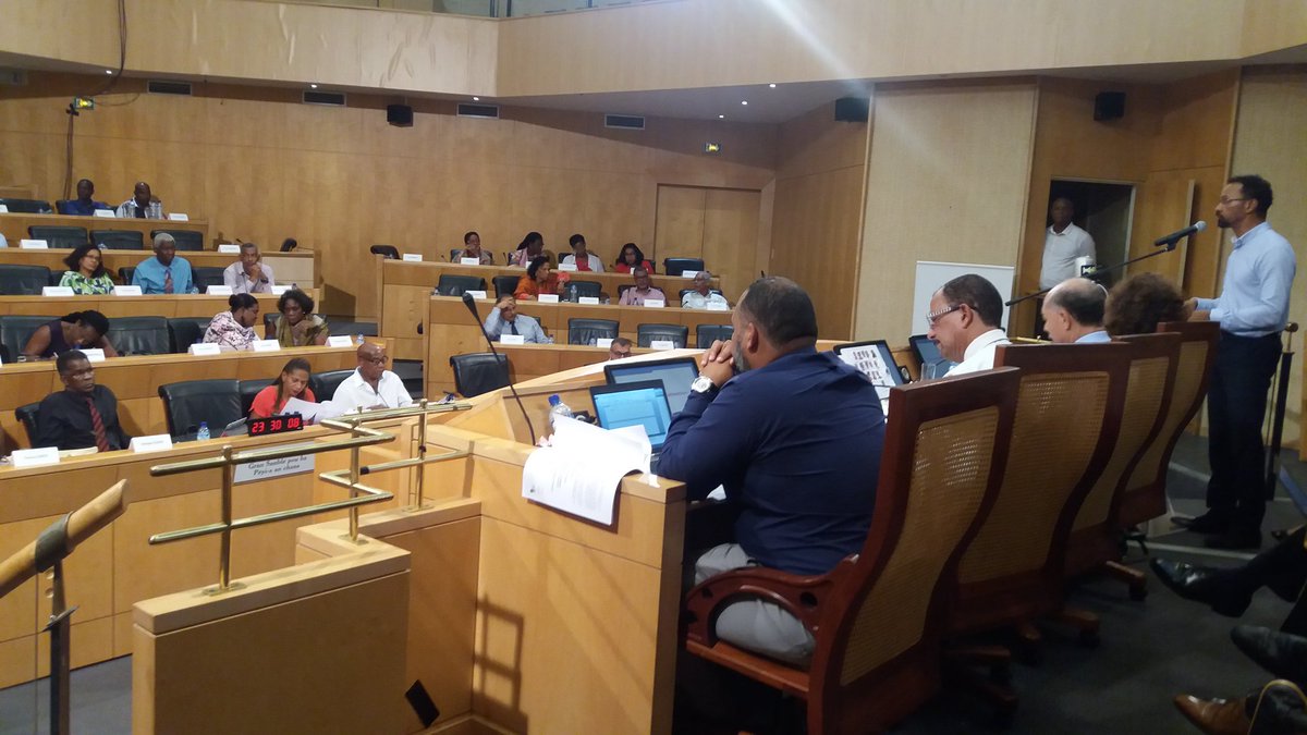 ireneacelor's tweet photo. #plénière/ Adopté.  Convention provisoire entre CTM et Martinique Transport pour période du 1er/07 au 31/12 2017.33 pour 15 abstentions https://t.co/qIByPeazjj