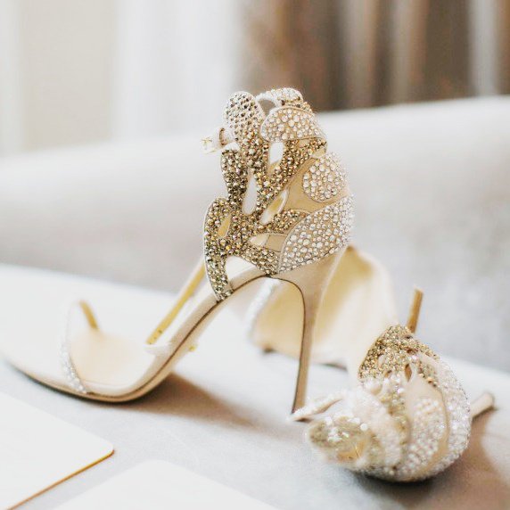 PlanPerfectly's tweet photo. We're #headoverheels for these champagne #bridal sandals! #wedding #bride #weddingplanner #planperfectly #weddingday #weddingdress #love https://t.co/CeeFLN0Li2