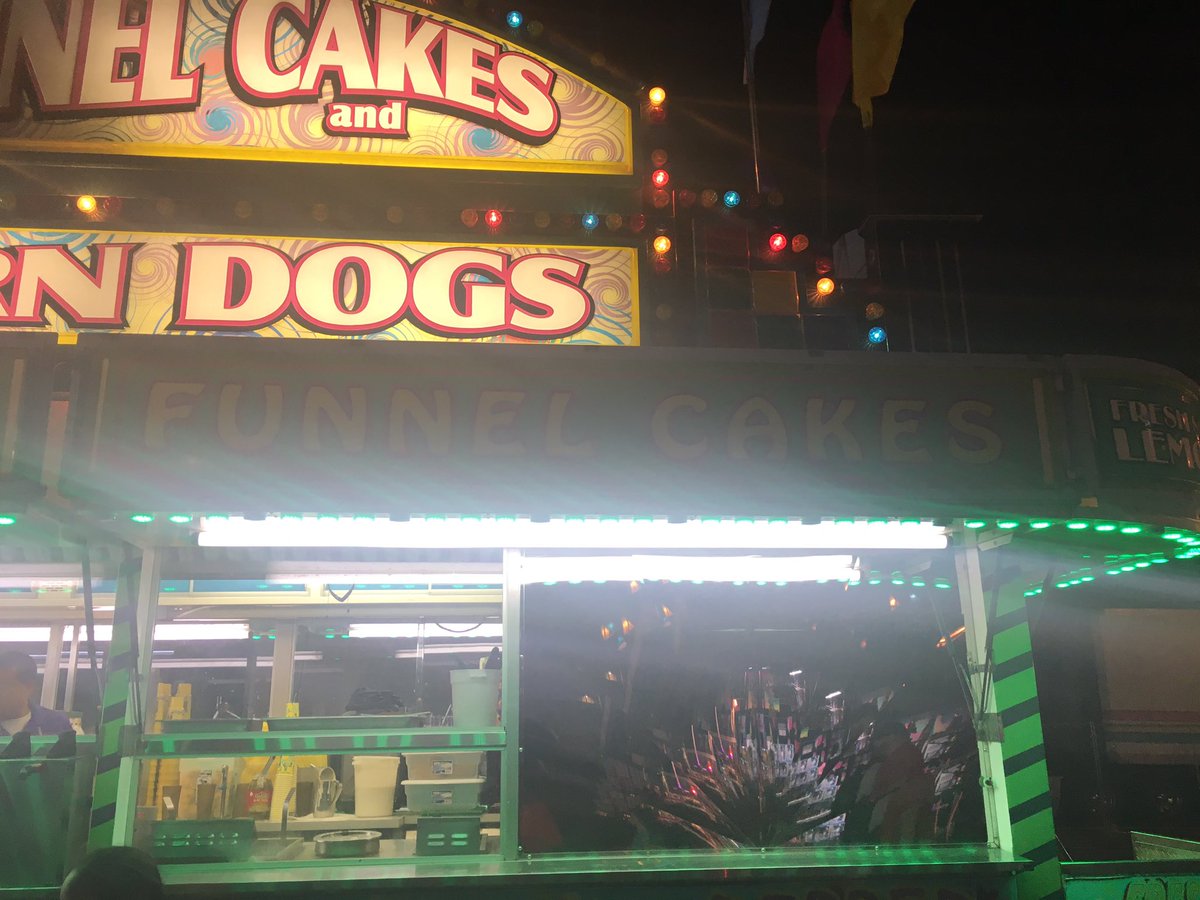 jaclynreporting's tweet photo. I will not eat a funnel cake. I will NOT eat a funnel cake. #FairProblems #FriedOreoInstead? https://t.co/0DA9MKRzgR