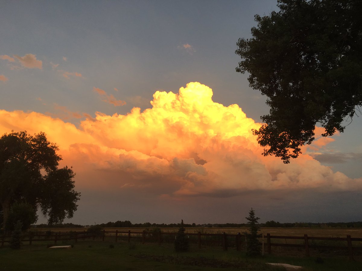 sinkm's tweet photo. Spectacular sunset. #whyilovecolorado @MoonGuides https://t.co/3xLzc0S5it