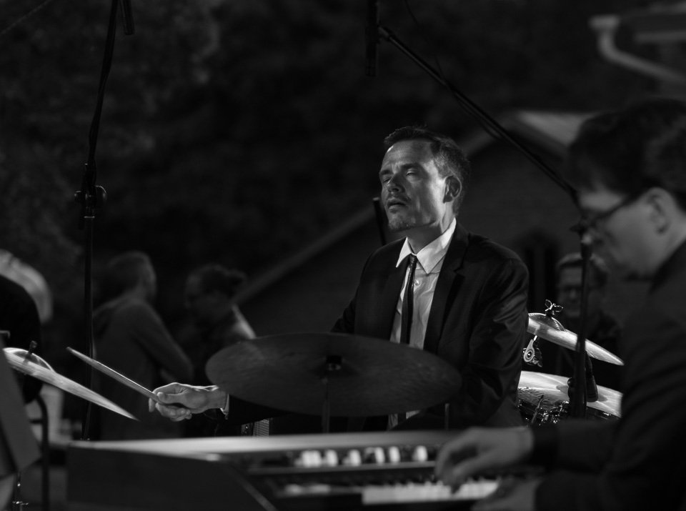 matti_kari's tweet photo. Jukka Eskola Soul Trio feat Timo Lassy at Lyhtyjen yö #uki400 #Crusellviikko #Vallimäki @jukkaezkola https://t.co/Ihh2z6aJOl