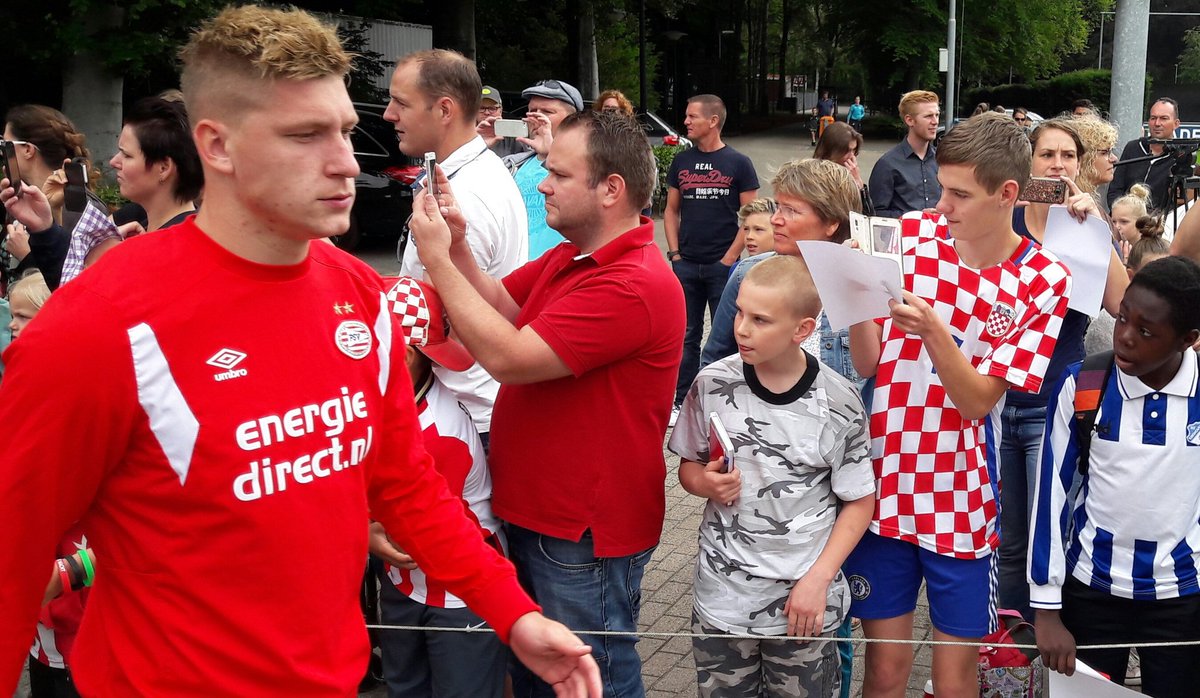 Metruud's tweet photo. Jeugdige fan strooit onbedoeld zout in de wonde van PSV-ers met shirt Kroatisch elftal: "Ik dacht dat het de Brabantse vlag was." https://t.co/cSCIcuD4Ch
