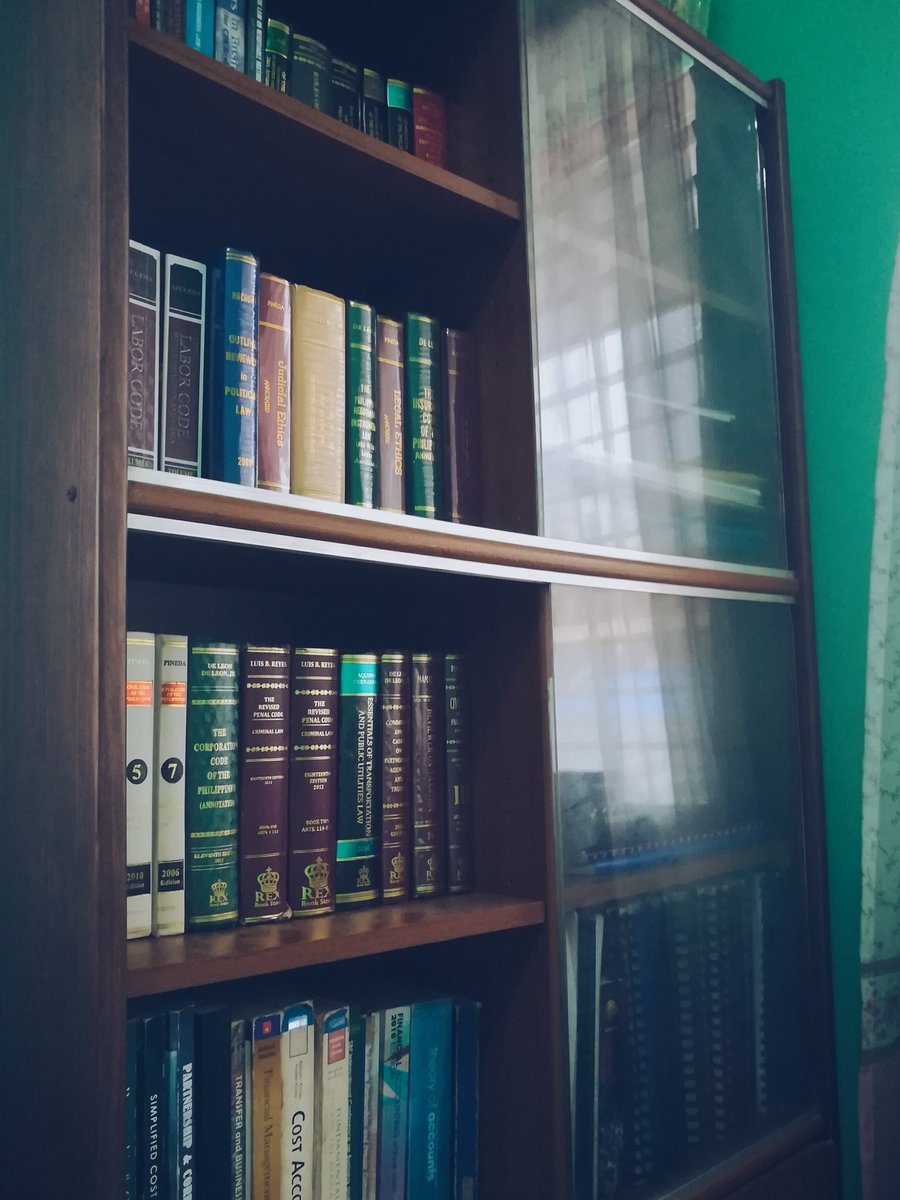 madnatz814's tweet photo. Tip:
To survive law school, you need to have at least 2 shelves. One you use before an exam, the other one, after. 🤘📖🍺 https://t.co/ORZoWl3dQA