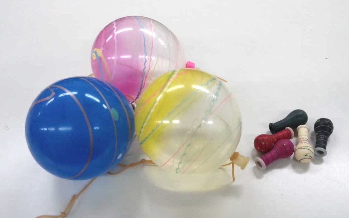 大阪 産経学園 今日の 絵手紙 のモチ フは水ヨーヨーでした 透明の方が描くのが難しかったそうです お祭りや縁日のイメージで 夏らしくて良いかな と思ったのですが 膨らませるのも大変で 何度も水を被りました 左手は筋肉痛 T Co