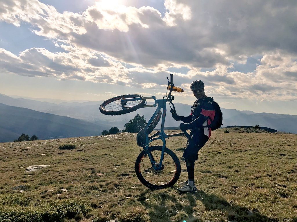 Pitucat66's tweet photo. Biketours info skipasion.
Puigmal republik 2300m 17¤! e-bikes experiece!  #skibikellivia #cerdanya#bikeclimbers https://t.co/WDwZdOs5qC