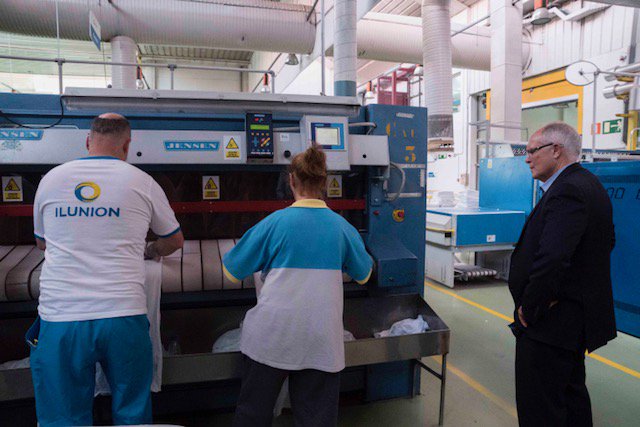 ILUNION's tweet photo. De la mano de @IgnacioVelo, representantes de @workabilityintl han visitado nuestras lavanderías industriales, líderes en el sector ✌️✌️✌️ https://t.co/j5pJlKimME