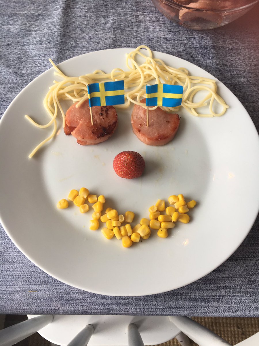 AndersJacobsson's tweet photo. Vad gör man inte för att ungarna ska uppskatta hederlig falukorv.. đ #pappaliv #fredagsparty https://t.co/7PjRQXMWKs