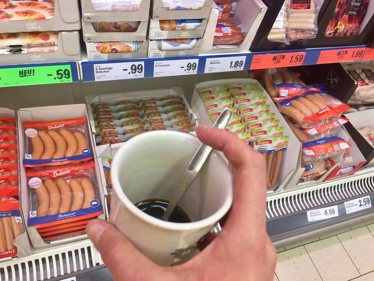 Hackepete's tweet image. Müdigkeitslevel: Ich habe die Kaffeetasse unabsichtlich mit zum einkaufen genommen.
